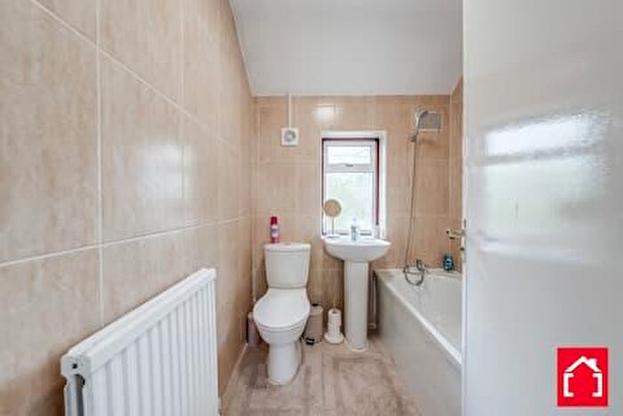 4 Bedroom House To Rent In Stuart Avenue, Harrow, Middlesex, HA2