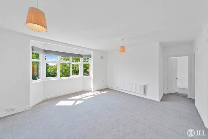 3 Bedroom Flat To Rent In Petersham Road, Richmond, TW10