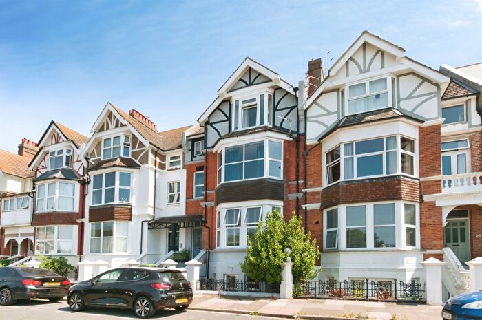 2 Bedroom Flat For Sale In Park Road, Bexhill-On-Sea, TN39