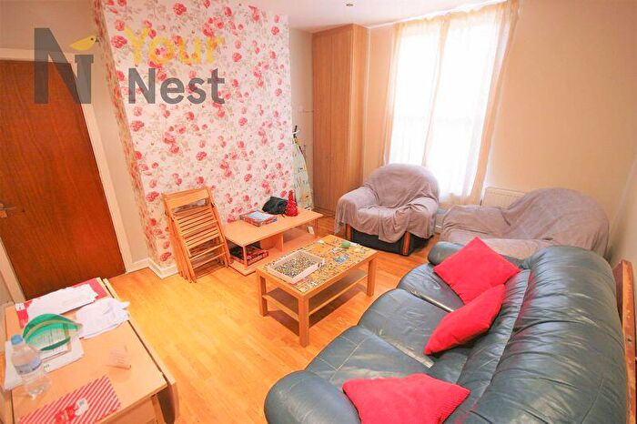 4 Bedroom Flat To Rent In Midland Road, Hyde Park, LS6