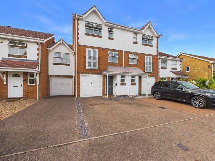 3 Bedroom Property For Sale In Danesfield Close, Walton-On-Thames, KT12