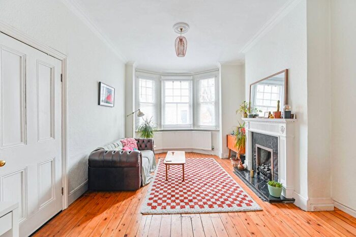 1 Bedroom Flat To Rent In Hackford Road, Oval, London, SW9