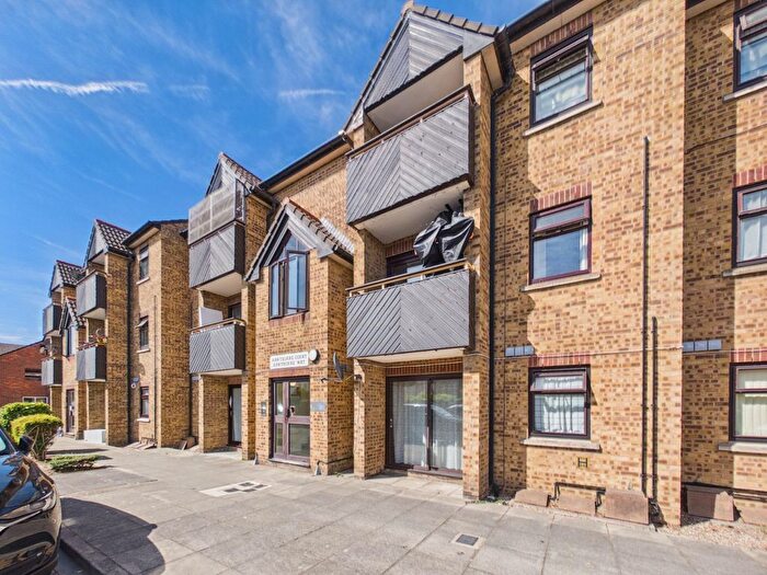 2 Bedroom Flat For Sale In Hawthorne Court, Hawthorne Way, Stanwell, TW19