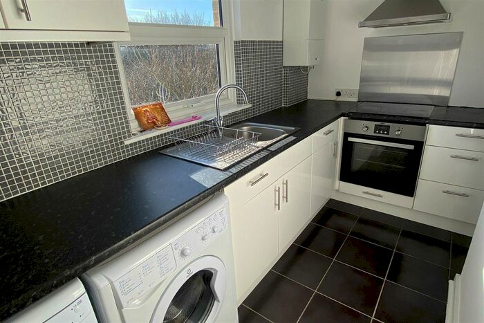 2 Bedroom Flat To Rent In Thurlow Park Road, London, SE21