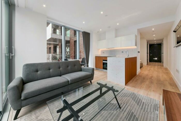 Flat To Rent In Piazza Walk, Aldgate, London, E1