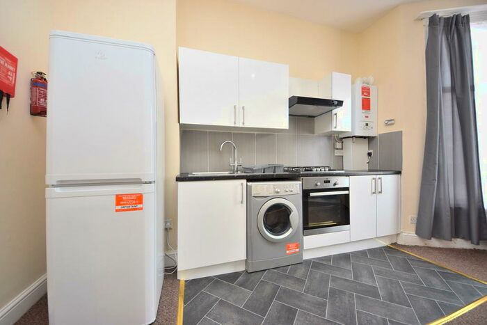 1 Bedroom Flat To Rent In Courtland Avenue, Ilford, IG1