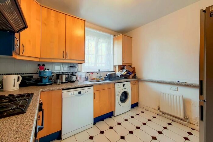 3 Bedroom Flat To Rent In Stockwell Gardens Estate, London, SW9