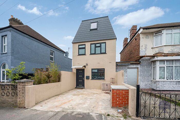 4 Bedroom Detached House To Rent In Bond Road, Mitcham, CR4