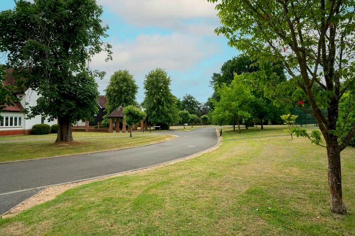 2 Bedroom Flat For Sale In Rykens Lane, Betchworth, RH3