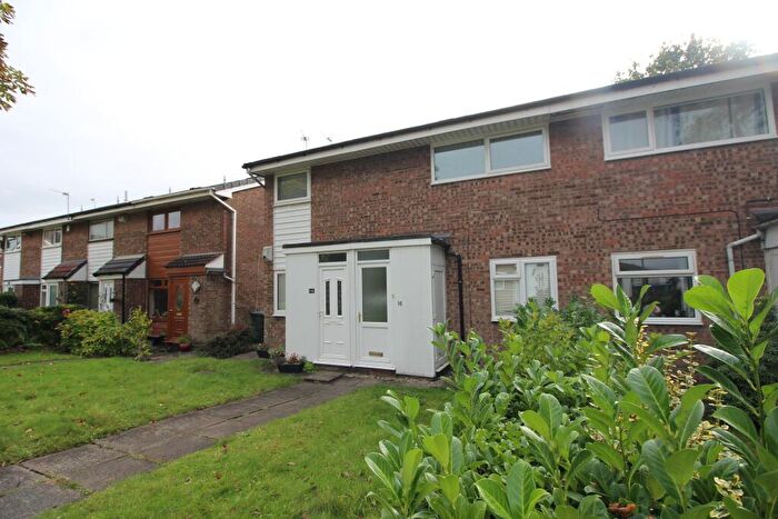 2 Bedroom Flat To Rent In Evesham Walk, Middleton, M24