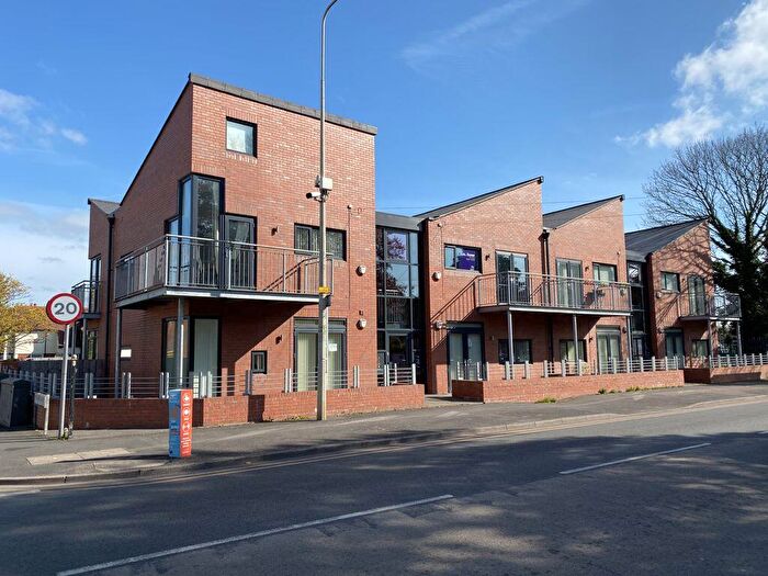 2 Bedroom Flat To Rent In High Street, Kingswinford, DY6