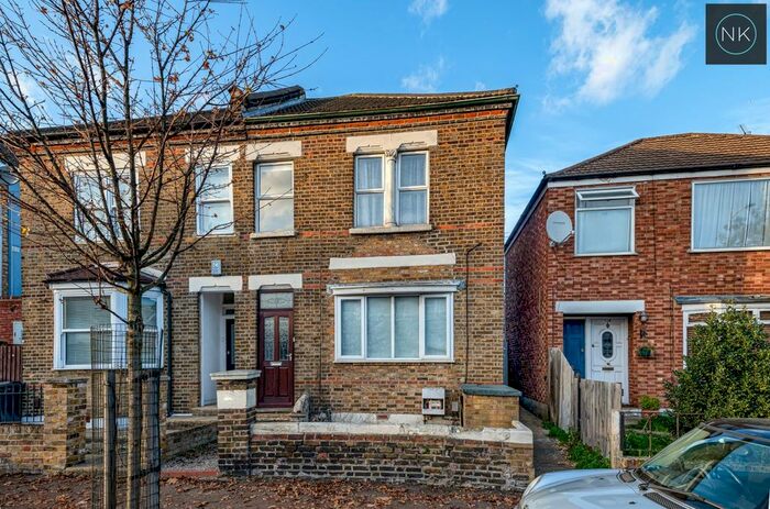 2 Bedroom Flat To Rent In Chigwell Road, South Woodford, London, E18