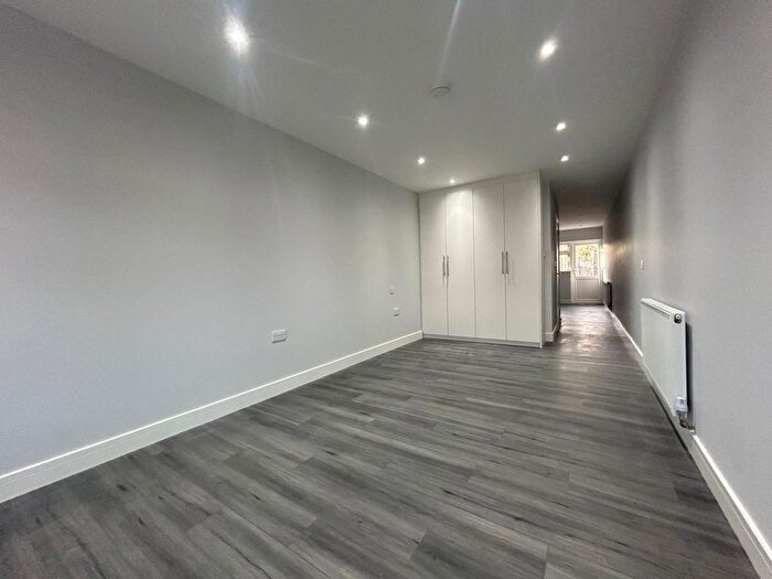 Studio To Rent In Empire Road, Perivale, Greenford, UB6