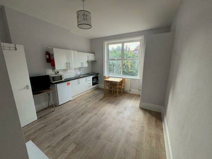 Flat To Rent In Grove Road, London, NW2