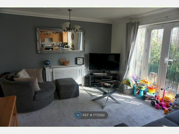 2 Bedroom Flat To Rent In White Lodge Close, Isleworth, TW7