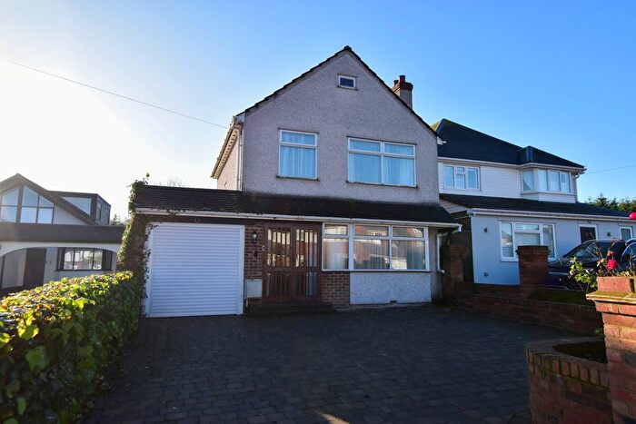 3 Bedroom Detached House For Sale In Bucknalls Lane, Watford, WD25