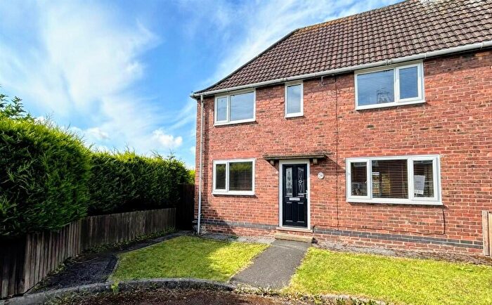 3 Bedroom Semi-Detached House To Rent In Boythorpe Crescent, Chesterfield, Derbyshire, S40