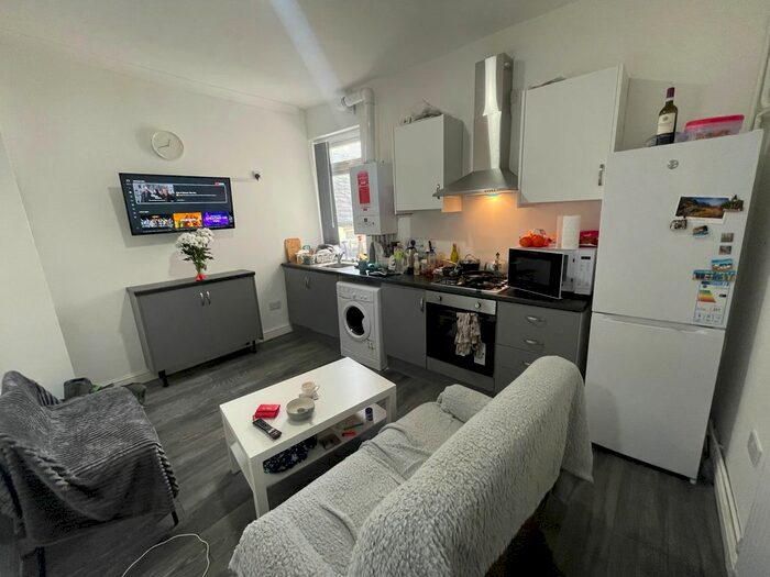 2 Bedroom Flat To Rent In Woodville Road, Cathays, CF24