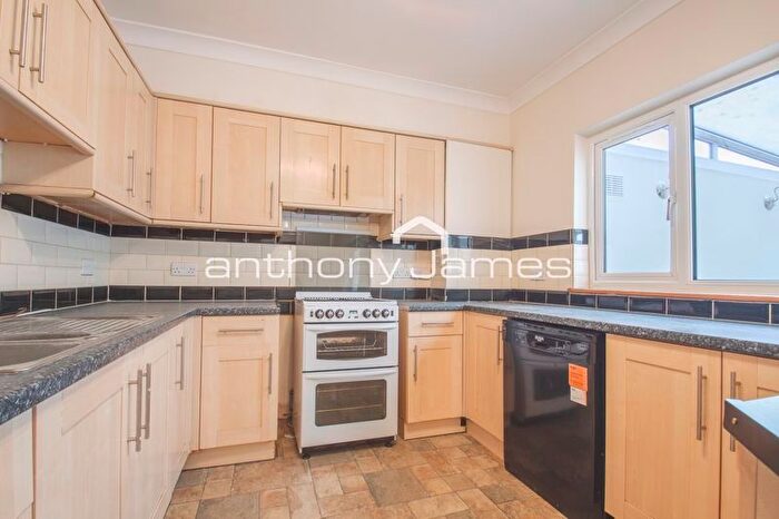 6 Bedroom Semi-Detached House To Rent In Long Lane, Bexleyheath, DA7