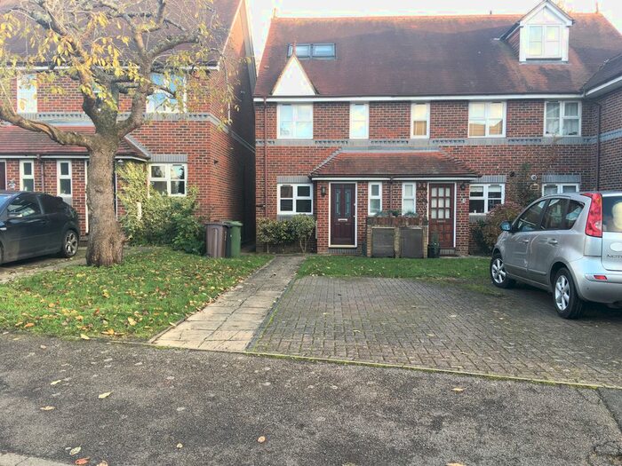 4 Bedroom Semi-Detached House To Rent In The Brambles, St Albans, AL1