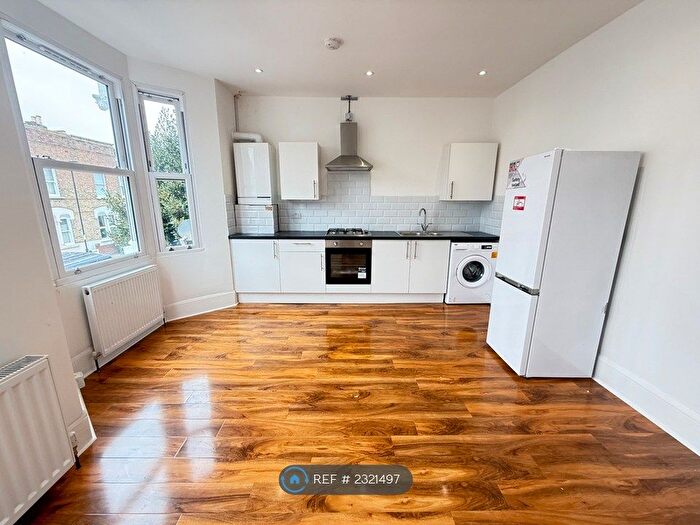 3 Bedroom Flat To Rent In Elm Park, Bbrixton, Clapham, Herne Hill, Camberwell, Streatham, SW2