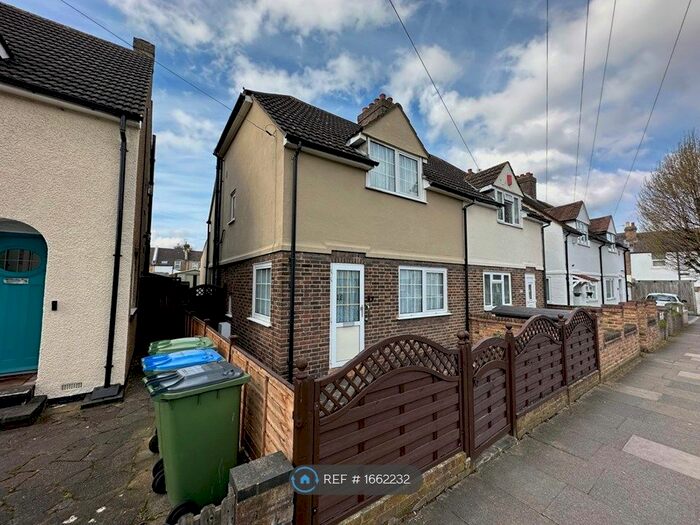 3 Bedroom Semi-Detached House To Rent In Lannoy Road, London, SE9
