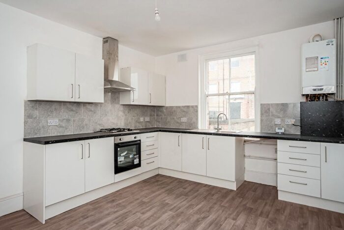 3 Bedroom Flat To Rent In Walworth Road, Southwark, SE17