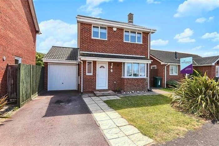 3 Bedroom Detached House To Rent In Shalbourne Crescent, Bracklesham Bay, Chichester, West Sussex, PO20
