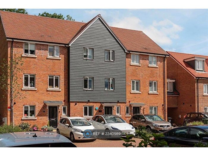 4 Bedroom Terraced House To Rent In Montagu Crescent, Redhill, RH1