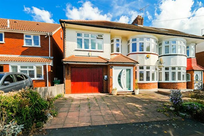 5 Bedroom Semi-Detached House For Sale In Endlebury Road, North Chingford, E4