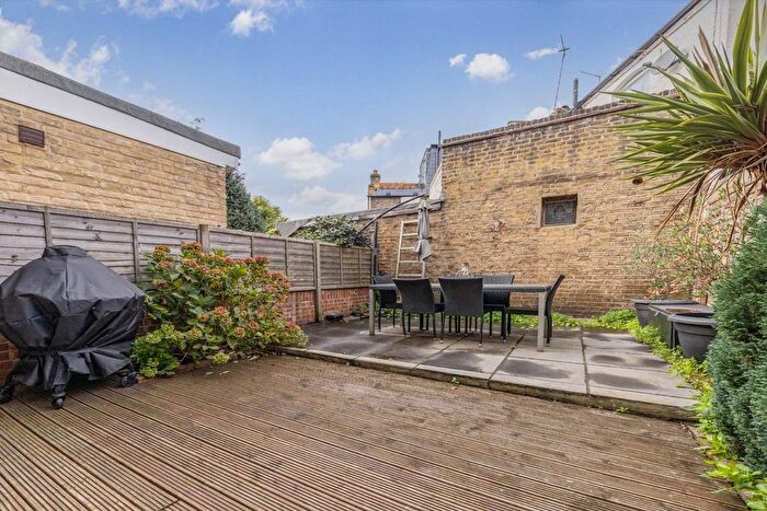 2 Bedroom Flat For Sale In Garratt Lane, London, SW18