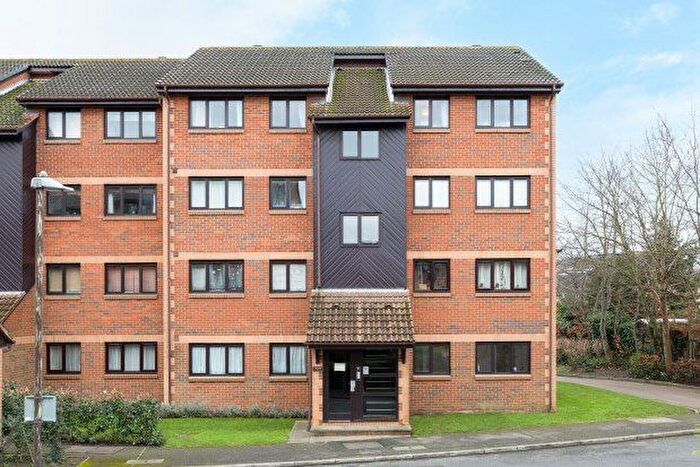 2 Bedroom Flat To Rent In Cross Road, London, SW19