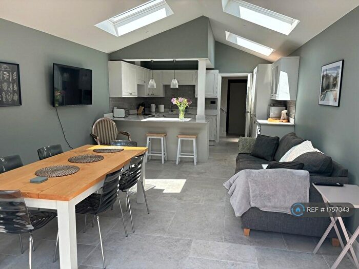 3 Bedroom Semi-Detached House To Rent In Hillview Road, London, NW7