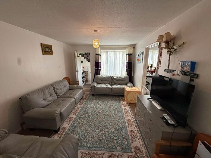 1 Bedroom Maisonette To Rent In Oakcroft Close, Pinner, HA5
