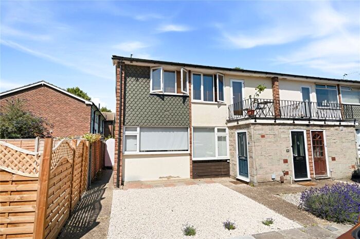 2 Bedroom Maisonette For Sale In Belvedere Close, Teddington, TW11