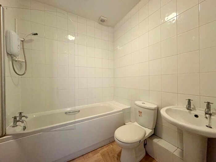 1 Bedroom Flat To Rent In Moorside Avenue, Huddersfield, West Yorkshire, HD4