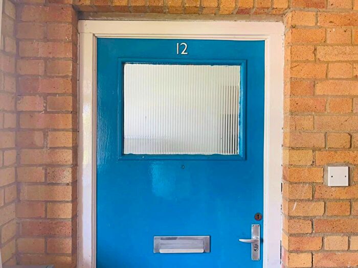 2 Bedroom Flat To Rent In Harvest Close, Luton, LU4