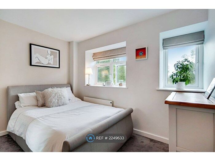 1 Bedroom Flat To Rent In Parkgate House, New Malden, KT3