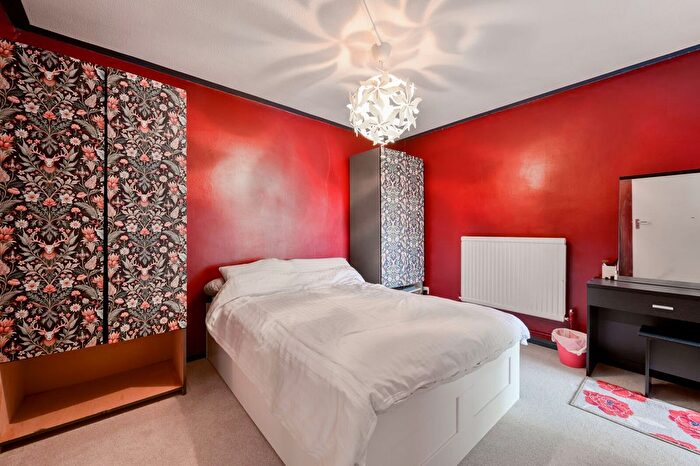 2 Bedroom Bungalow For Sale In Allingham Close, Ealing, London, W7