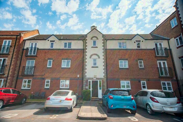 3 Bedroom Flat To Rent In Axholme Court, Hull, East Riding Of Yorkshire, HU9