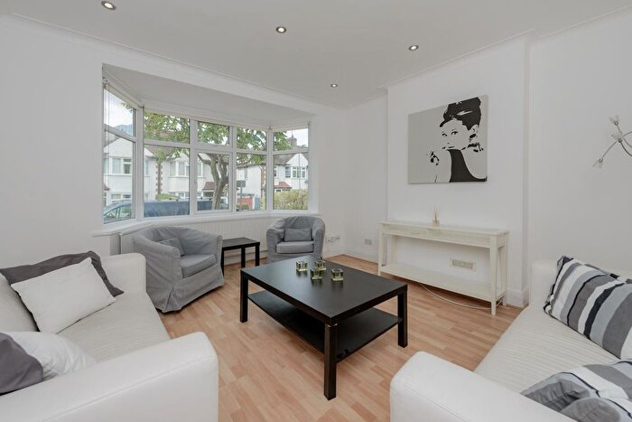 3 Bedroom Flat To Rent In Birley Road, Totteridge, London, N20