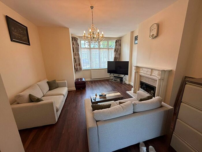 Studio To Rent In Woodgrange Avenue, London, N12