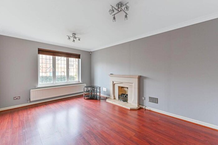 4 Bedroom Detached House To Rent In Roman Way, Sutton, Carshalton, SM5