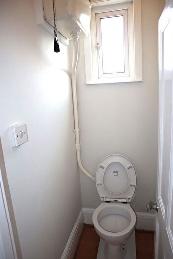 2 Bedroom Flat To Rent In High Street Colliers Wood, Colliers Wood, SW19