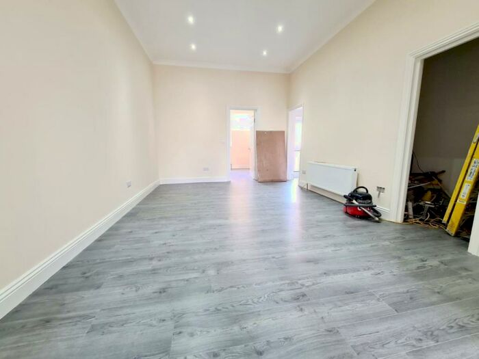 2 Bedroom Flat To Rent In High Road, Stoke Newington, N15