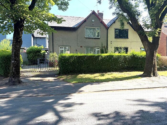 3 Bedroom Semi-Detached House For Sale In Southfield Drive, Westhoughton, Bolton, BL5
