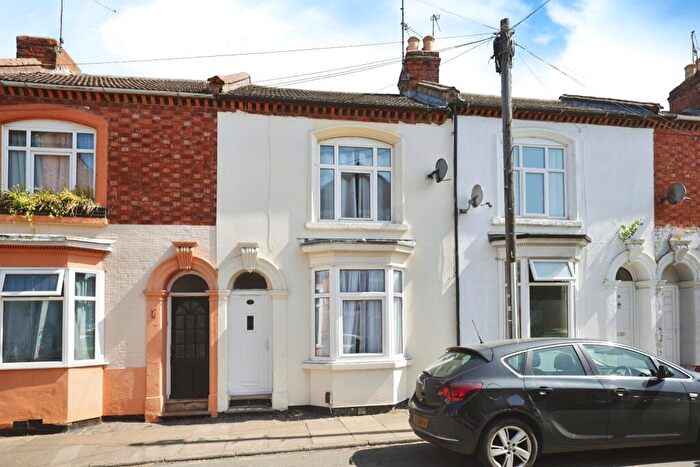 3 Bedroom Flat To Rent In Military Road, Northampton, NN1