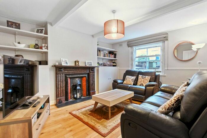 3 Bedroom Flat To Rent In Lambourn Road, London, SW4