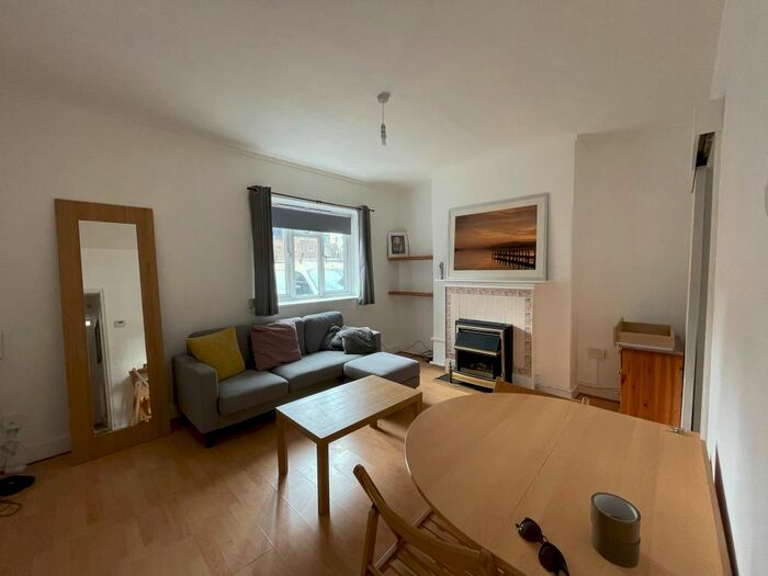 3 Bedroom Flat To Rent In Balin House, Long Lane, London, SE1