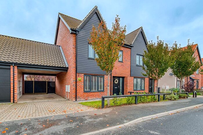 4 Bedroom Semi-detached House For Sale In Kestrel Close, Harleston, IP20